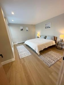 - une chambre avec un lit et deux tapis dans l'établissement Bootlegger's Nest, à Anchorage