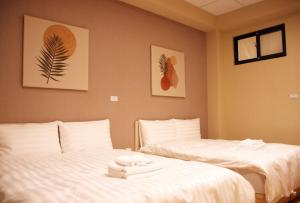 台南市にある聖水洞民宿성수동のベッド2台が隣同士に設置された部屋です。