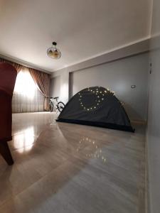 un ombrello nero sul pavimento di una stanza di غرفة بمنزل هادئ مناسب للعائلة a Il Cairo