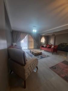 un soggiorno con 2 divani e un divano di غرفة بمنزل هادئ مناسب للعائلة a Il Cairo