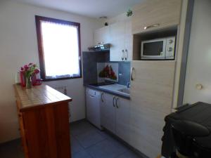 Kuchyň nebo kuchyňský kout v ubytování Petite maison climatisée avec terrasse, piscine, tennis à Bormes-les-Mimosas, à 5 min de la plage - FR-1-251-815