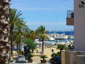 puerto deportivo con palmeras y puerto deportivo con barcos en Appartement Le Lavandou, 1 pièce, 3 personnes - FR-1-251-804, en Le Lavandou
