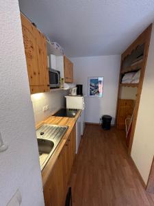 Kuchyň nebo kuchyňský kout v ubytování Studio Orelle 3 Vallées - Spa & Piscine - Apt 005