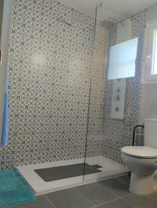 Villa Seaview في سانتا سوزانا: حمام مع دش ومرحاض