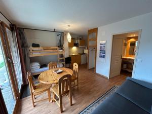 Kuchyň nebo kuchyňský kout v ubytování Studio Orelle 3 Vallées - Spa & Piscine - Apt 005