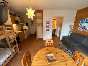 Kuchyň nebo kuchyňský kout v ubytování Studio Orelle 3 Vallées - Spa & Piscine - Apt 005