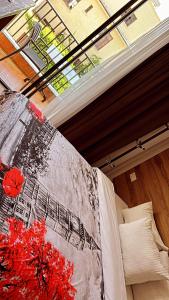 Hotel beaux arts في مكناس: غرفة نوم مع نافذة وسرير مع لحاف
