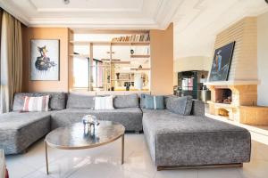 sala de estar con sofá y mesa en Penthouse avec Jacuzzi privé à Marrakech, en Marrakech