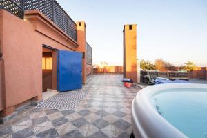 baño con bañera junto a un edificio en Penthouse avec Jacuzzi privé à Marrakech, en Marrakech