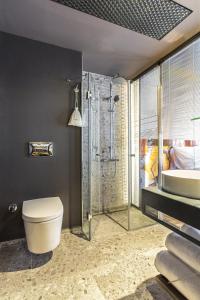 Un baño con ducha, inodoro y lavabo. en Lampa Design Hotel-Special Category, en Estambul