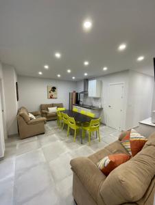 O zonă de relaxare la Casa amplia ideal en pleno centro del casco histórico de Almuñecar