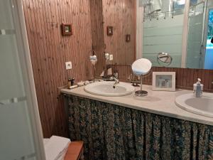 Baño con 2 lavabos y espejo en Domaine de la Rose, en Vaudelnay