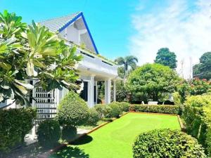 Zdjęcie z galerii obiektu Golden Golf Garden Pool Villa w mieście Ban Huai Yai
