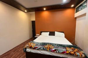 Кровать или кровати в номере Hotel Varanasi Paradise - Best Seller - Parking facilities