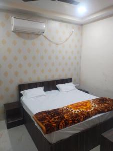 1 dormitorio con 1 cama y aire acondicionado en la pared en Hotel Varanasi Paradise - Best Seller - Parking facilities en Varanasi