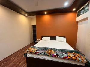 Posteľ alebo postele v izbe v ubytovaní Hotel Varanasi Paradise - Best Seller - Parking facilities