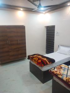 Säng eller sängar i ett rum på Hotel Varanasi Paradise - Best Seller - Parking facilities
