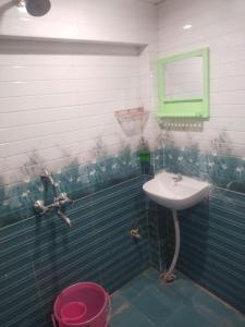 Ванна кімната в Hotel Varanasi Paradise - Best Seller - Parking facilities