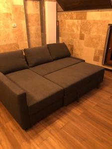 ein braunes Sofa im Wohnzimmer in der Unterkunft Chez Claude appartement cozy climatisé pour 4 personnes tout confort in Ath