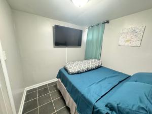 1 dormitorio con 1 cama y TV de pantalla plana en Executive Apartment at Uplands en Baltimore
