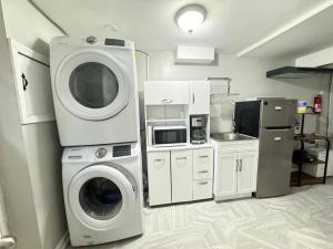 cocina con lavadora y microondas en Executive Apartment at Uplands en Baltimore