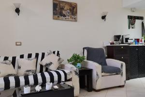 Posezení v ubytování Sharm El Sheikh Royal Namma Bay pool view apartment