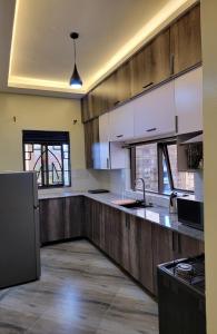 A cozinha ou cozinha compacta de Chayil Loft Bahai