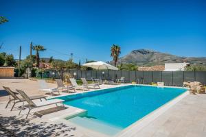 una piscina con tumbonas y una piscina en Villa Miceli, en Scopello