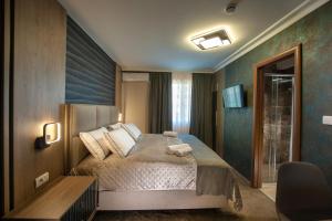 Uma cama ou camas num quarto em Hotel Kralj