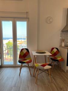 een keuken met een tafel en twee stoelen en een tafel bij "Calm Joy & J" - Infinity in Ermoupoli