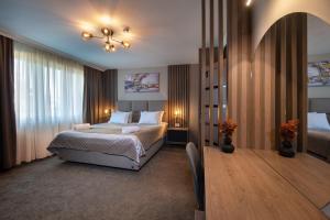 Uma cama ou camas num quarto em Hotel Kralj