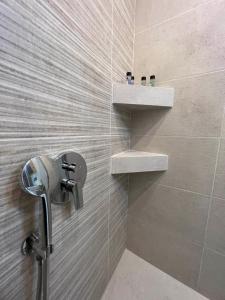 een badkamer met een douche en een wastafel bij "Calm Joy & J" - Infinity in Ermoupoli