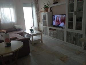 TV a/nebo společenská místnost v ubytování Apartamento Laguna Beach Torrox Costa