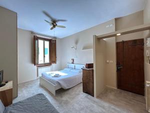 sypialnia z łóżkiem i wentylatorem sufitowym w obiekcie Appartamento Firenze Mayer we Florencji