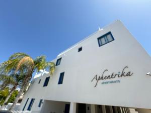 um edifício branco com um cartaz em Aphentrika Apartments em Protaras