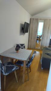 TV a/nebo společenská místnost v ubytování Apartment Uki