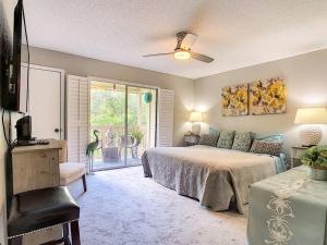 Schlafzimmer mit einem Bett und einer Glasschiebetür in der Unterkunft Disney 15 min Stunning Enchanted Lake House in Kissimmee
