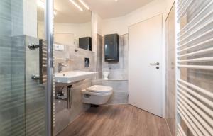 a bathroom with a toilet and a sink at Abendmond in Zinnowitz