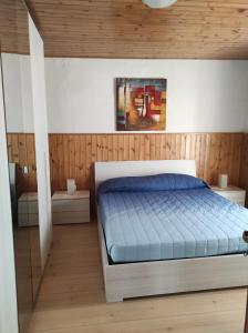 StoroにあるDa Danielaのベッドルーム1室(青い掛け布団付きのベッド1台付)