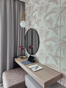 biurko z lustrem i laptopa w obiekcie Bel Mare apartament prywatny Milamare Parking gratis w mieście Międzyzdroje