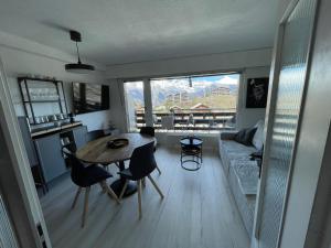 Fotografie z fotogalerie ubytování Vincenzo appart, Studio Confortable à Nendaz, accès Direct au Télécabine de Tracouet et Parking Souterrain Inclus v destinaci Nendaz