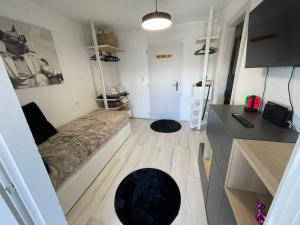 TV a/nebo společenská místnost v ubytování Vincenzo appart, Studio Confortable à Nendaz, accès Direct au Télécabine de Tracouet et Parking Souterrain Inclus