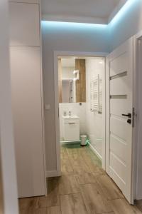 Ένα μπάνιο στο Apartament 8 Rozmarynowa 2 Residence Opole