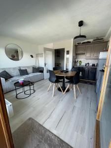 Kuchyň nebo kuchyňský kout v ubytování Vincenzo appart, Studio Confortable à Nendaz, accès Direct au Télécabine de Tracouet et Parking Souterrain Inclus