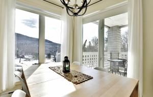 Cảnh núi rừng hoặc tầm nhìn ra núi từ căn hộ