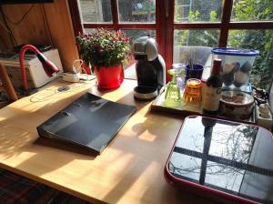 een tafel met een laptop erop bij "Tempat Senang" chalet on the beautiful Veluwe with airco sauna bbq jacuzzi beamer and dog in Putten