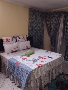 Säng eller sängar i ett rum på comfort zone guest house
