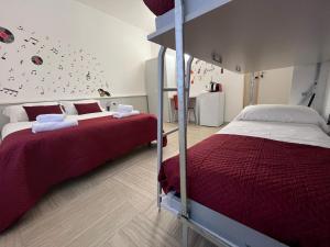 a bedroom with two beds and a climbing wall at La Lirica rooms in Verona