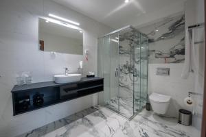 Uma casa de banho em Hotel Kralj