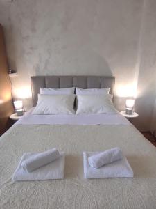 波德戈里察Apartment Clock Tower的床上有两条白色毛巾